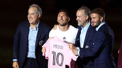 FORT LAUDERDALE, FLORIDA - JULY 16: (L-R) Managing Owner Jorge Mas, Lionel Messi, Co-Owner Jose Mas, and Co-Owner David Beckham pose during "The Unveil" introducing Lionel Messi hosted by Inter Miami CF at DRV PNK Stadium on July 16, 2023 in Fort Lauderdale, Florida.   Mike Ehrmann/Getty Images/AFP (Photo by Mike Ehrmann / GETTY IMAGES NORTH AMERICA / Getty Images via AFP)