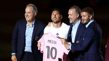 FORT LAUDERDALE, FLORIDA - JULY 16: (L-R) Managing Owner Jorge Mas, Lionel Messi, Co-Owner Jose Mas, and Co-Owner David Beckham pose during "The Unveil" introducing Lionel Messi hosted by Inter Miami CF at DRV PNK Stadium on July 16, 2023 in Fort Lauderdale, Florida.   Mike Ehrmann/Getty Images/AFP (Photo by Mike Ehrmann / GETTY IMAGES NORTH AMERICA / Getty Images via AFP)