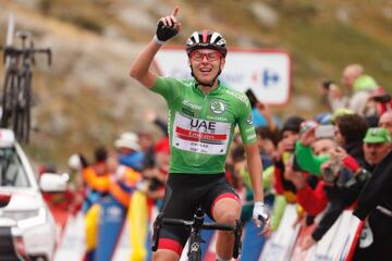 Tadej Pogacar celebra la victoria en la Plataforma de Gredos, su tercera victoria en la Vuelta.