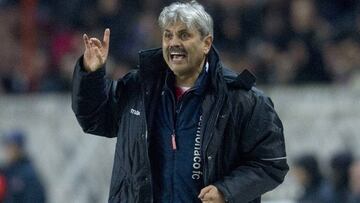 Guy Lacombe da órdenes durante un partido como entrenador del Mónaco.