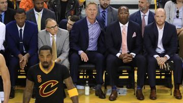 OAKLAND, CA - JUNE 04: Steve Kerr (L) and Mike Brown of the Golden State Warriors look on against the Cleveland Cavaliers during the first half in Game 2 of the 2017 NBA Finals at ORACLE Arena on June 4, 2017 in Oakland, California. NOTE TO USER: User expressly acknowledges and agrees that, by downloading and or using this photograph, User is consenting to the terms and conditions of the Getty Images License Agreement. Ronald Martinez/Getty Images/AFP
== FOR NEWSPAPERS, INTERNET, TELCOS & TELEVISION USE ONLY ==