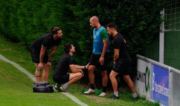 Unai Medina abandonó en entrenamiento con problemas musculares en su pierna derecha.