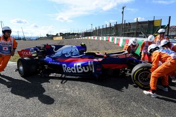 Carlos Sainz se retira por un pinchazo que le hizo salirse en una curva.