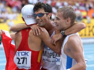 El español Miguel Ángel López celebra con el segundo clasificado de China Ding Chen y del ganador Rusia Aleksandr Ivanov, su tercer puesto conseguido en los 20 kilometros marcha en el Campeonato Mundial de la IAAF 2013 en el estadio Luzhniki de Moscú el 11 de agosto de 2013.