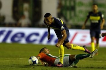 Buenos Aires 11 Marzo 2017
Banfield vs Boca por la fecha 15 del Torneo de la Independencia del Futbol Argentino, en el Estadio Florencio Sola, Banfield.
 Eric Remedi \'a0de Banfield y  Ricardo Centurion de Boca Juniors\
Foto Ortiz Gustavo