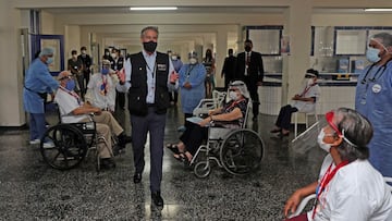 LIM01. LIMA (PER&Uacute;), 09/03/2021.- Fotograf&iacute;a cedida que muestra al presidente de Per&uacute;, Francisco Sagasti, quien visita este martes, el Hogar Canevaro de adultos mayores para verificar el operativo de vacunaci&oacute;n que lleva adelante el ministerio de Salud con m&aacute;s de 332.000 personas hasta la fecha, en Lima. Sagasti rechaz&oacute; las interpretaciones &quot;antojadizas&quot; y &quot;sesgadas&quot; hechas contra la vacuna de la covid-19, pues s&oacute;lo buscan &quot;ganar puntos pol&iacute;ticamente&quot; y asegur&oacute; el arribo de 167.500 dosis esta semana. EFE/Presidencia del Per&uacute;/SOLO USO EDITORIAL/SOLO DISPONIBLE PARA ILUSTRAR LA NOTICIA QUE ACOMPA&Ntilde;A (CR&Eacute;DITO OBLIGATORIO)