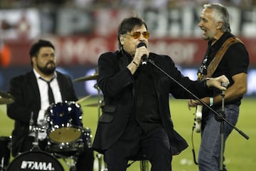 El cantante nacional, Zalo Reyes se presenta en el estadio Monumental de Santiago, Chile.