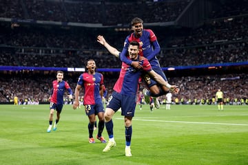 Los jugadores del Barcelona celebran el 0-1, obra de Lewandowski, ante el Real Madrid, cerrando su semana fantástica en la que golearon primero al Bayern (4-1) en Barcelona y después al club madridista (0-4) en su feudo.