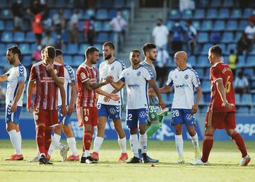 El canterano rojiblanco llegó al Mallorca en enero del 2021 después de no estar contando para el Getafe en Primera, pero en el equipo bermellón le ha tocado vivir una situación muy similar. En su contrato estaba firmado que en el caso de ascender su cesión se ampliaría un año más, algo que se cumplió, pero en el Mallorca no estaba teniendo oportunidades, por lo que se rompió el préstamo para que juegue en el Tenerife. En el club canario si que debe ser relevante y ya ha sido titular.   

