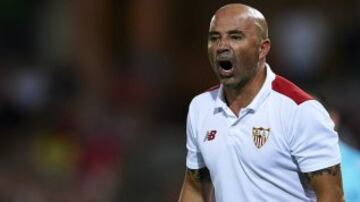 Actualmente dirige al Sevilla en España y entre sus máximos reconocimientos aparecen la Copa América de 2015 con Chile, así como la Copa Sudamericana con la Universidad de Chile en 2011.