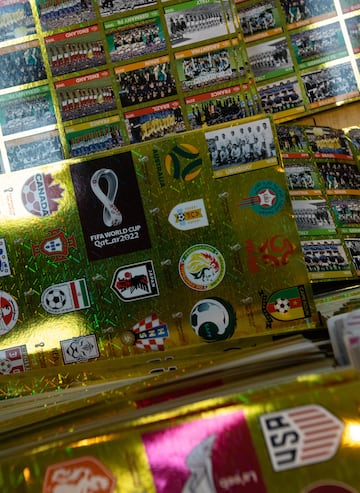 En la ciudad brasileña de São Paulo se fabrican los famosos cromos del Mundial 2022 que se disputará en Qatar. La fiebre por los cromos del Mundial obligó al Gobierno argentino a intervenir debido al mercado negro.