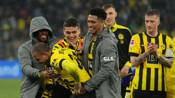 Borussia Dortmund aprovechó el tropiezo de Bayern Múnich y derrotó 4-0 al Eintracht Frankfurt para ponerse líder de Bundesliga; Gio Reyna puede ser campeón.