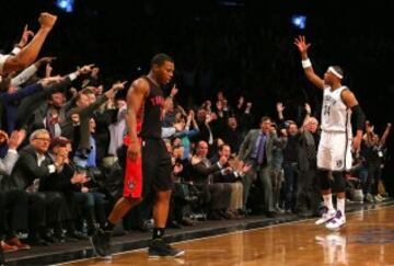 Paul Pierce (Nets) celebra una canasta.