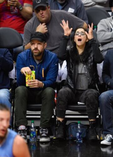 Los actores Jason Sudeikis y Sarah Silverman en el Staples Center durante el Clippers-Nuggets.