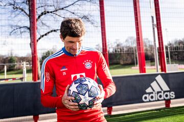 El jugador alemán observa con una sonrisa en su rostro el UCL Pro Istanbul.