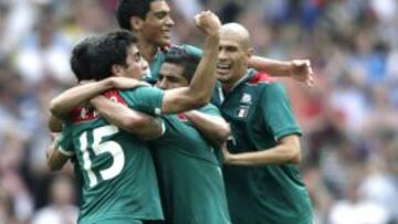 Los jugadores de México celebran su victoria ante Brasil, durante la final de fútbol masculino de los Juegos Olímpicos de Londres 2012.