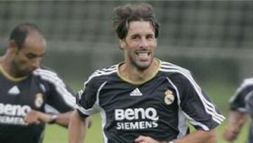 <B>FICHAJES.</B> De los tres fichajes que ha hecho el Madrid, ya sólo faltaría el debut del italiano Cannavaro.