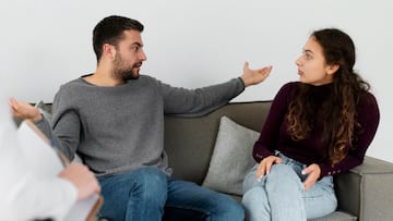 Qué significa cuando una persona desvía la mirada al mantener una conversación