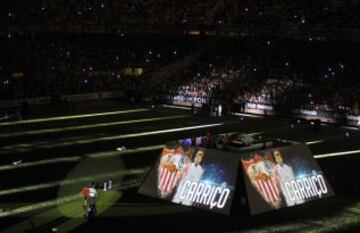 Jugadores y aficionados en el estadio Sánchez Pizjuán.