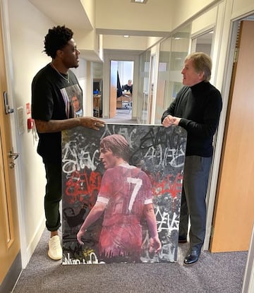 Boogie Moli, con sir Kenny Dalglish y su retrato.