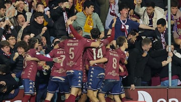 PONTEVEDRA, 03/01/2025.- Los jugadores del Pontevedra celebran el segundo gol del equipo gallego durante el encuentro correspondiente a los dieciseisavos de final de la Copa del Rey que disputan hoy viernes Pontevedra y Mallorca en el estadio de Pasarón, en Pontevedra. EFE/Lavandeira Jr