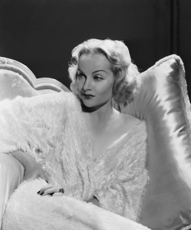 Ella y Clark Gable formaban uno de los matrimonios más glamurosos de Hollywood. Él, actor del momento, protagonista de 'Sucedió una noche' entre otros éxitos. Ella, estrella de la comedia, nominada a un Oscar por 'Al servicio de las damas'.  Los que la conocían sabían que era cosmopolita, independiente y de carácter generoso. En 1942, tras terminar una exitosa gira para vender bonos de guerra, el avión en el que regresaba a casa se estrelló y no hubo supervivientes. Gable quedó devastado, y se alistó en el ejército en honor a ella. 