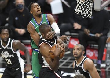 Ambos equipos se combinaron para 33 faltas personales. Josh Richardson acumuló tres, la máxima cantidad para los Mavs en el partido.