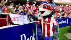 Indi, la mascota del Atlético de Madrid, saluda a los niños en la vuelta del público al Wanda Metropolitano. 