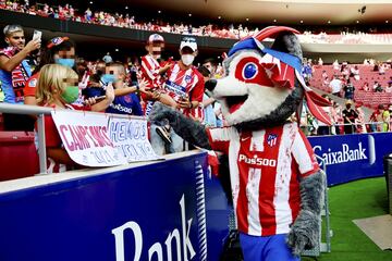 Indi, la mascota del Atlético de Madrid, saluda a los niños en la vuelta del público al Wanda Metropolitano. 