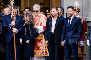 Diego Pablo Simeone y su mujer Carla Pereyra durante la procesión de Jesús Nazareno de Medinaceli durante el Viernes Santo.