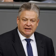 El diputado alemán que usó mascarilla de ganchillo, grave por COVID-19