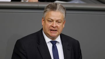 El diputado alemán que usó mascarilla de ganchillo, grave por COVID-19