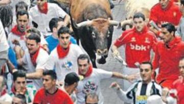 <b>ESTAFETA ARRIBA. </b>La aglomeración de corredores es uno de los principales problemas en el encierro.