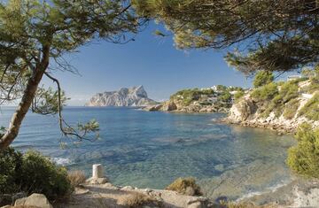 De aguas tranquilas y poca profundidad, Cala Pinets se convierte en el paraje ideal para disfrutar de una jornada de playa con los más pequeños. Aguas cristalinas rodeadas de un bonito paisaje repleto de pinos. Si bien no cuenta con chiringuitos en la propia cala, a poco menos de cuatro minutos, en la playa de La Fustera podemos encontrar un bar/restaurante, baños y duchas. 