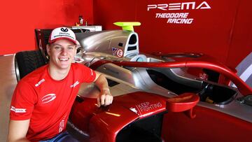Mick Schumacher con el coche de su nuevo equipo en F2, Prema Racing.