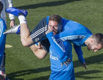 Sergio Ramos bromeando con Carvajal. 