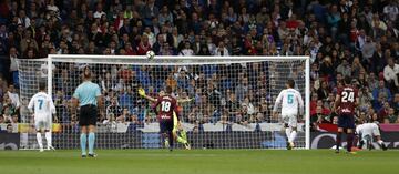 1-0. Paulo Oliveira marcó en propia puerta el primer gol del Real Madrid.