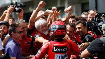 Marc Márquez con Gigi Dall'Igna, director de Ducati Corse, en la carrera de MotoGP en Brno.