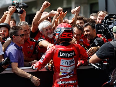 Marc Márquez celebra con su equipo el triunfo en el GP de la República Checa.