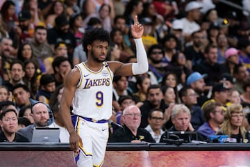 Bronny James celebra una canasta durante el duelo de pretemporada.