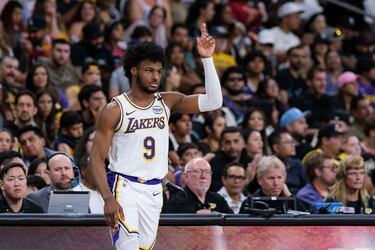 Bronny James celebra una canasta durante el duelo de pretemporada.
