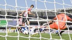 <b>GOLAZO DE MEGACRACK. </b>Llorente define con gran maestría ante Bravo después de girarse en el área con una habilidad propia de un futbolista menudo.