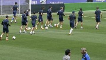 <b>CONFIANZA. </b>El jeque, dialogando a pie de césped con Pellegrini durante el entrenamiento de ayer.