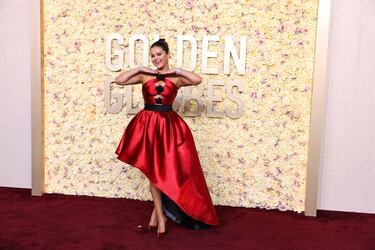Selena Gomez durante la alfombra roja de la 81ª edición de los Globos de Oro que se ha celebrado en el Beverly Hilton de Los Ángeles.