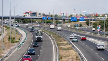 Varios coches circulan por la autovía A-5, a 1 de septiembre de 2023, en Madrid (España). La DGT prevé, desde el pasado jueves 31 de agosto y hasta el próximo domingo 3 de septiembre, más de 1,15 millones de desplazamientos en las carreteras de la Comunidad de Madrid en la última operación retorno del verano. En toda España se prevé que se produzcan más de 6,8 millones de movimientos de largo recorrido. Hoy se unen, a los movimientos de retorno, que serán escalonados durante todo el fin de semana, intensidades elevadas de circulación en sentido salida de las grandes ciudades y en las principales vías de comunicación de acceso a las zonas turísticas de costa y de descanso, junto a los movimientos habituales de fin de semana, también en sentido salida, hacia las zonas de costa y segundas residencias.
01 SEPTIEMBRE 2023;MADRID;DESPLAZAMIENTOS;AUTOVÍA A5;PIXELADA
A. Pérez Meca / Europa Press
01/09/2023