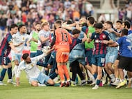 Imagen de la tangana entre el Huesca y el Zaragoza.