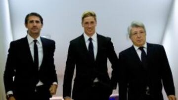 Cerezo (dcha.), con Caminero y Torres en la presentaci&oacute;n del &uacute;ltimo como jugador del Atl&eacute;tico.