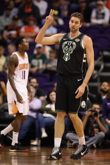 El 3 de marzo de 2019 y tras romper con los Spurs, fich¨® por los Bucks para buscar su tercer anillo en playoffs. Pero la lesi¨®n en el pie s¨®lo le dej¨® jugar tres partidos con los de Wisconsin. Y ninguno en playoffs.