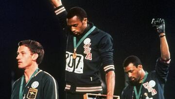 Tommie Smith y John Carlos, en el podio de los JJ OO de México 1968.