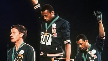 Tommie Smith y John Carlos, en el podio de los JJ OO de México 1968.